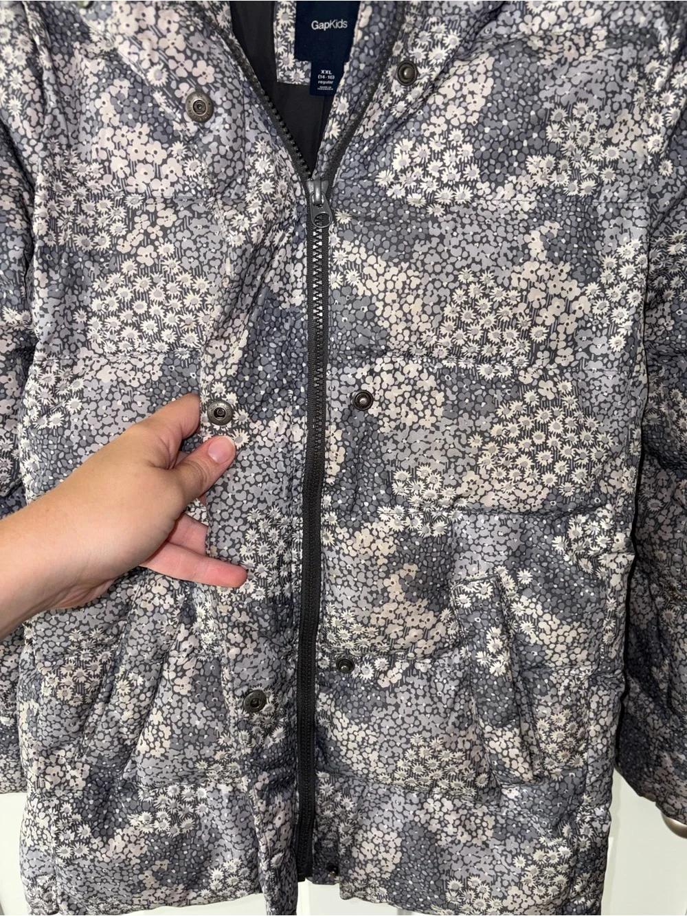 Girls GAP Hooded Floral-Print Puffer Jacket in Gray and Cream